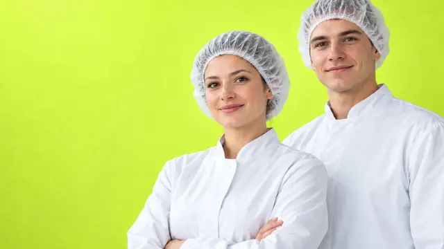 Обработчики птицы в белой спецодежде и шапочках